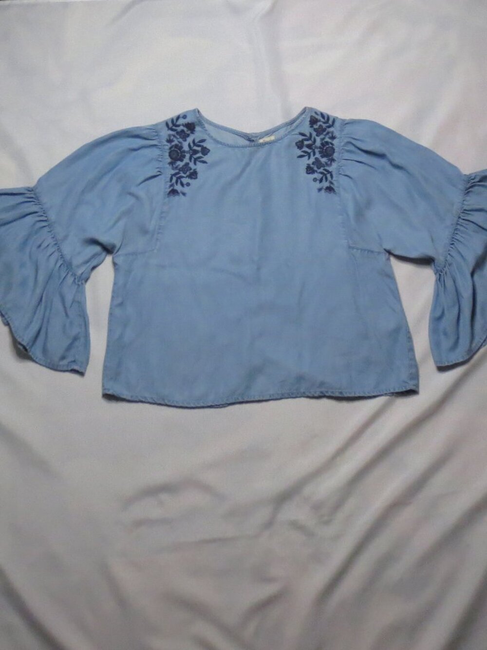 HOLLISTER womens BLOUSE blue BOHO cropped CHAMBRAY top EMBROIDERED SIZE L - Picture 2 of 10